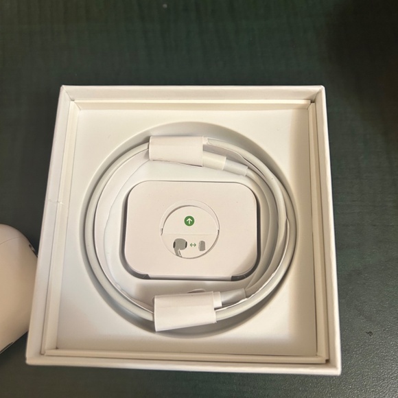 Apple Airpods 2nd Gen - Picture 5 of 5
